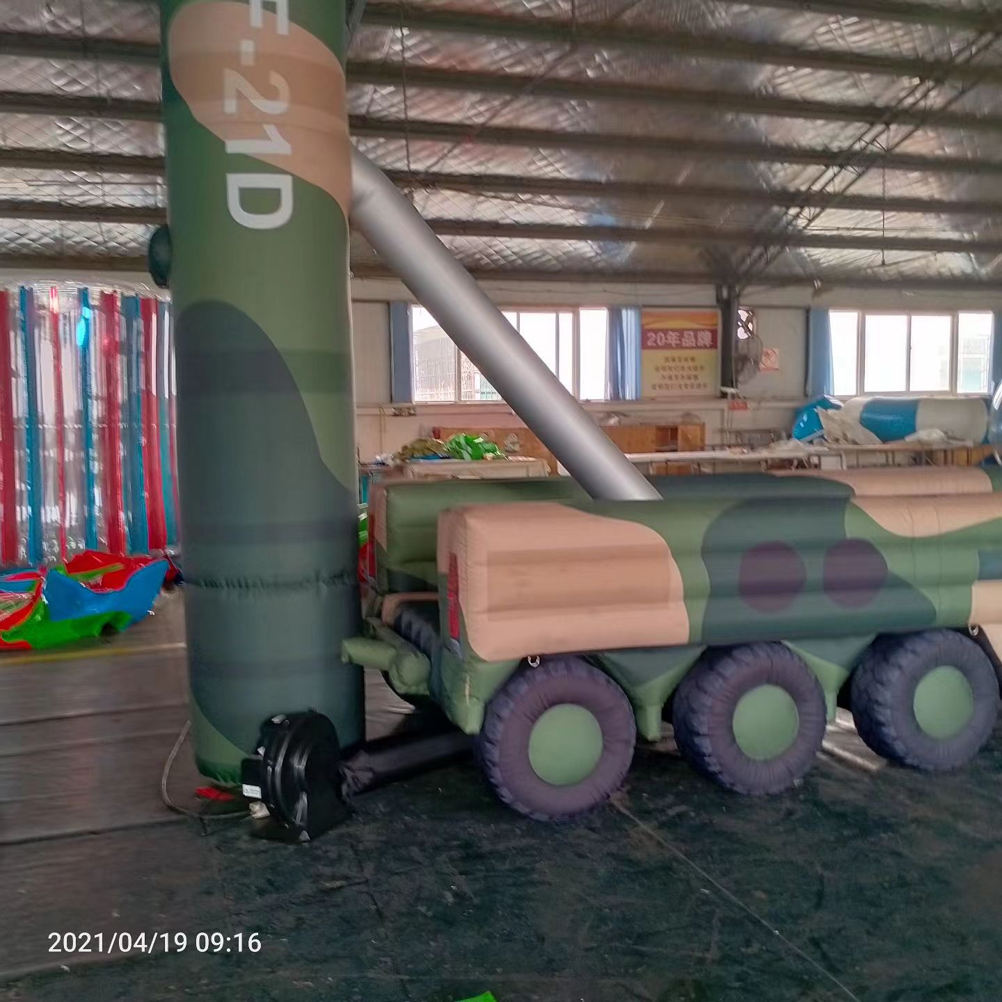 名山军事演习中的充气目标车辆：模拟发射车雷达车坦克飞机